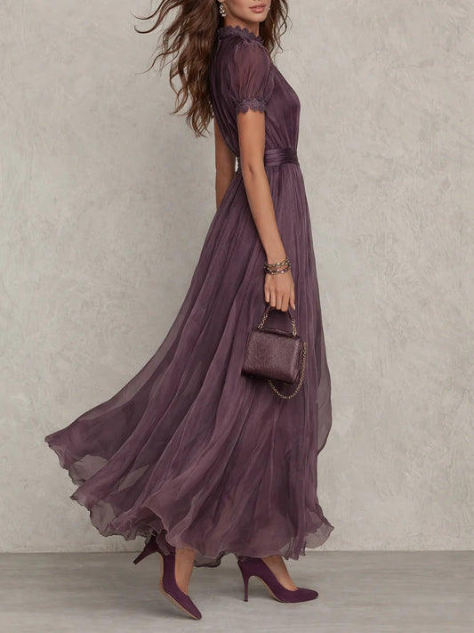 Flavia • Vestito lungo viola con scollo a chiave, bordo in pizzo di chiffon