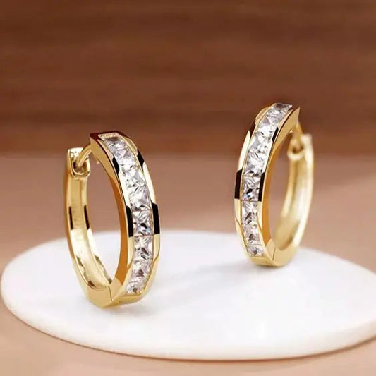 Aretes elegantes en dorado y cristal